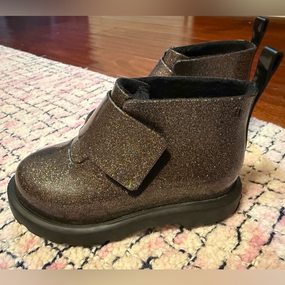 Black/bronze sparkly glitter Mini Melissa fur-line toddler boots Excellent cond!